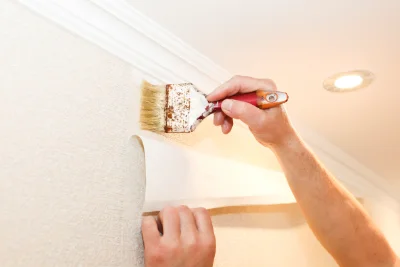 Pose de papier peint à Coron — revêtements muraux et toiles de verre